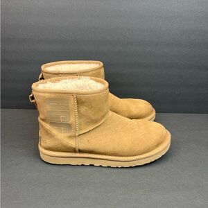 UGG CLASSIC MINI UGG RUBBER LOGO BOOTS CHESTNUT SUEDE 1108231 WOMEN'S US 9 Tan